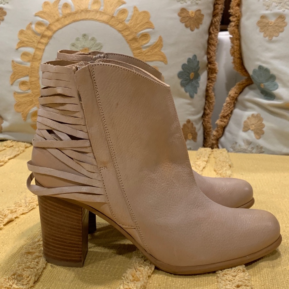 NWOB Sundance  Beige Leather Ankle Boots Size 39 Heel Height 3”